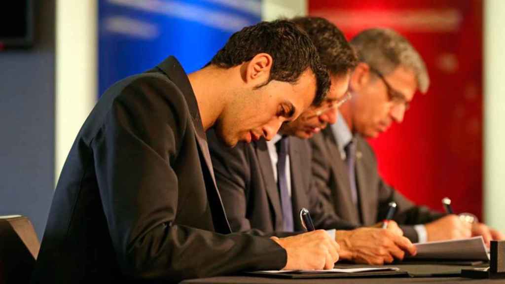 Sergio Busquets durante la firma de su anterior renovación con el FC Barcelona de Bartomeu / FCB