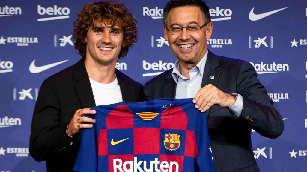 Antoine Griezmann y Josep Maria Bartomeu en la presentación del francés / EFE