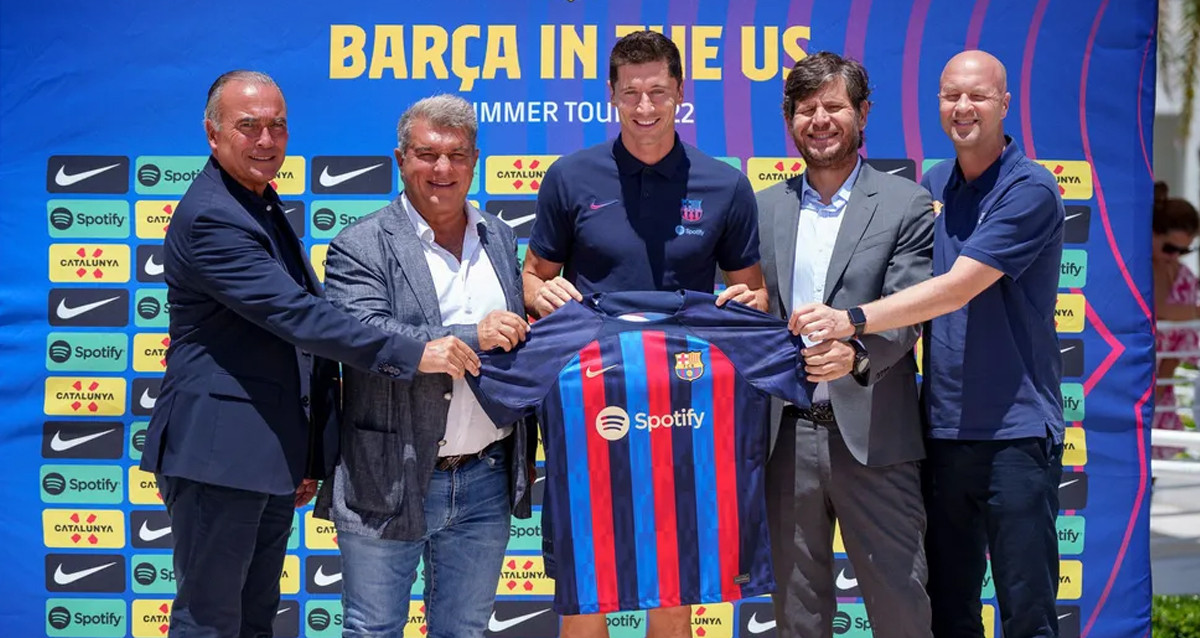 Rafa Yuste, Joan Laporta, Robert Lewandowski, Mateu Alemany y Jordi Cruyff, en la presentación del delantero con el Barça en Miami / FCB