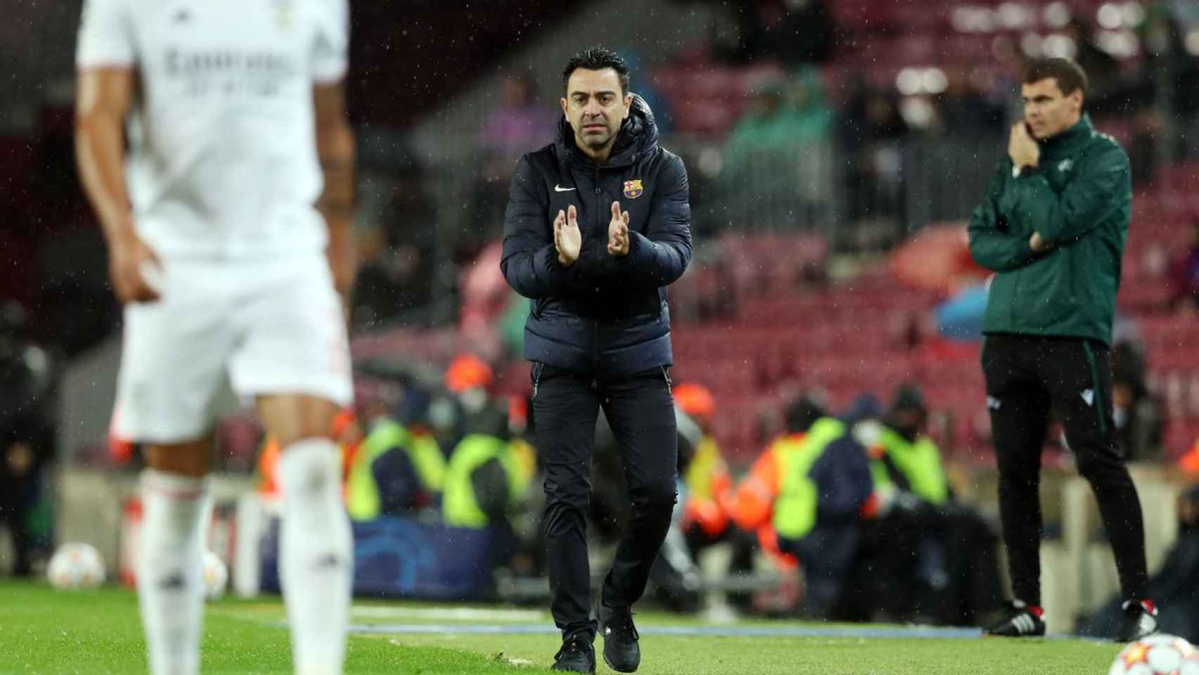 Xavi anima a sus jugadores durante el Barça-Benfica de la Champions / FCB