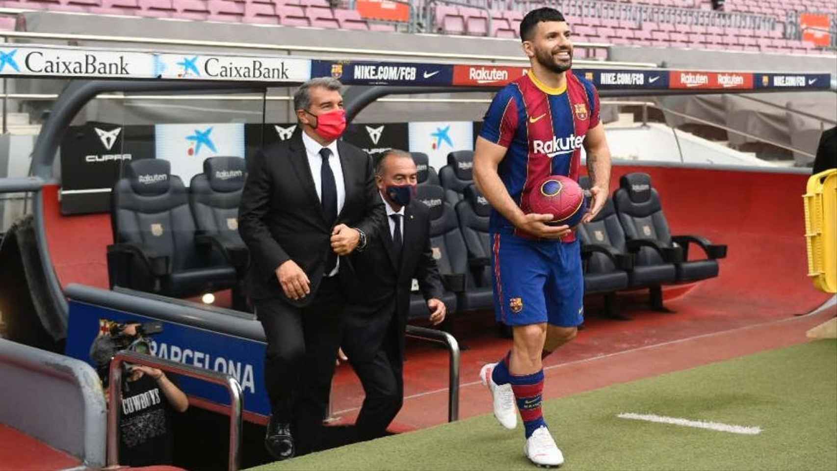 Agüero, junto a Laporta en su presentación con el Barça / FCB