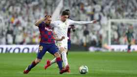 Alba y Valverde disputando un balón en el clásico / EFE