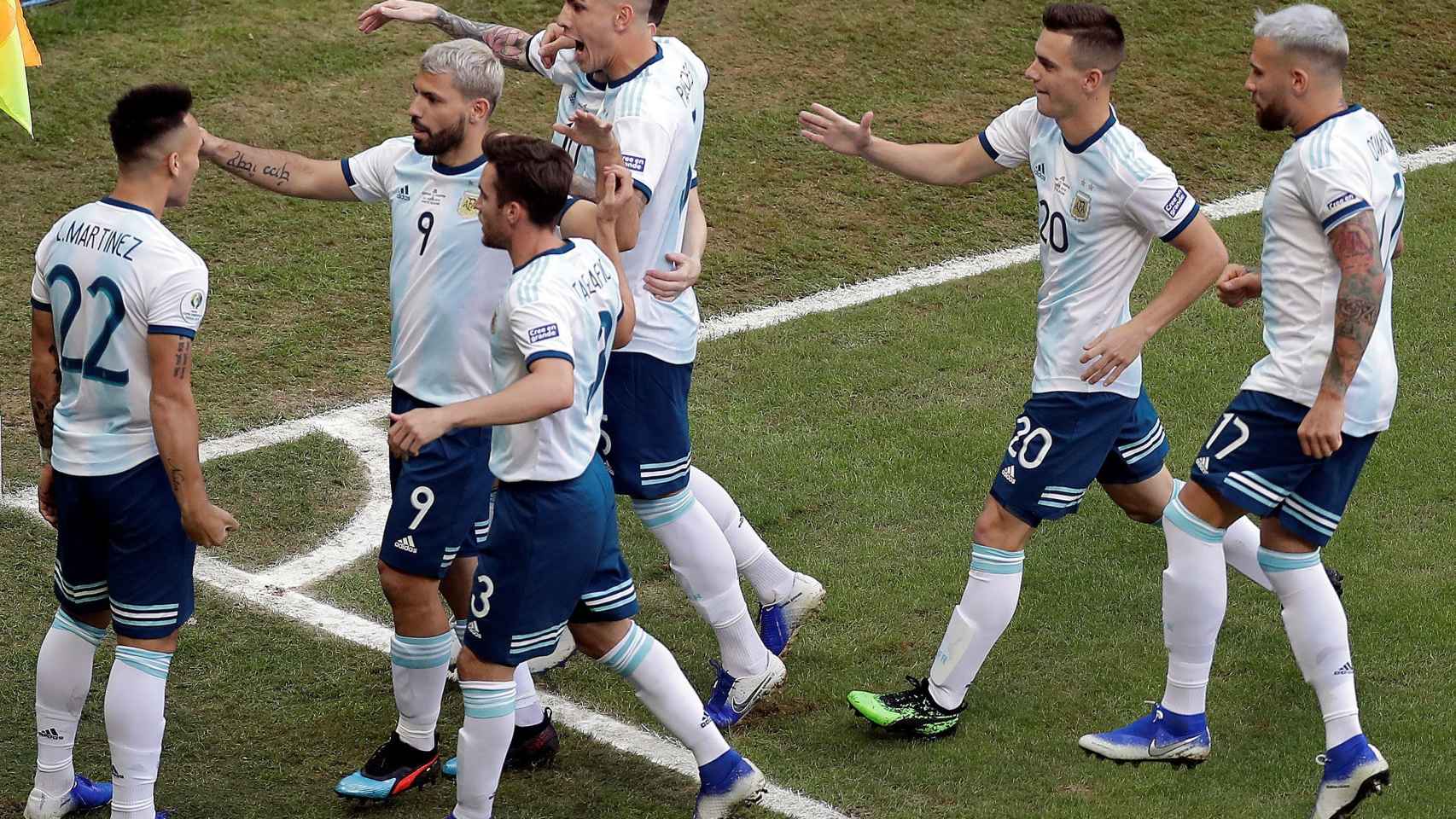 La Argentina de Leo Messi celebrando el gol de Lautaro Martínez / EFE