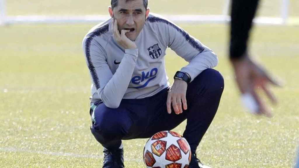 Una foto de Ernesto Valverde durante un entrenamiento del Barça / FCB