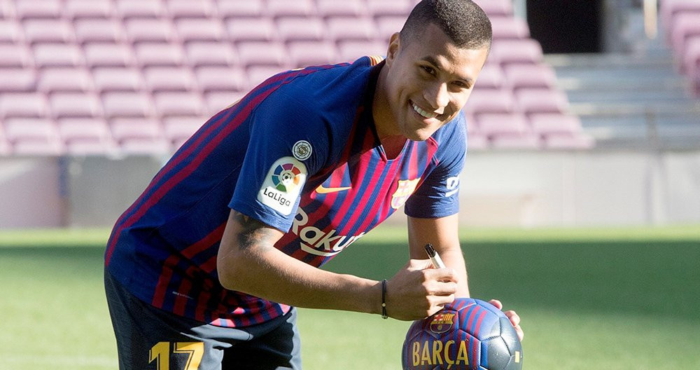 El defensa colombiano Jeison Murillo posa en el Camp Nou con la camiseta del FC Barcelona durante su presentación como nuevo jugador azulgrana / EFE