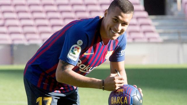 El defensa colombiano Jeison Murillo posa en el Camp Nou con la camiseta del FC Barcelona durante su presentación como nuevo jugador azulgrana / EFE