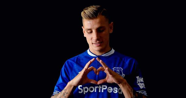 Lucas Digne, exjugador del Barça, posa con la camiseta del Everton / EVERTON