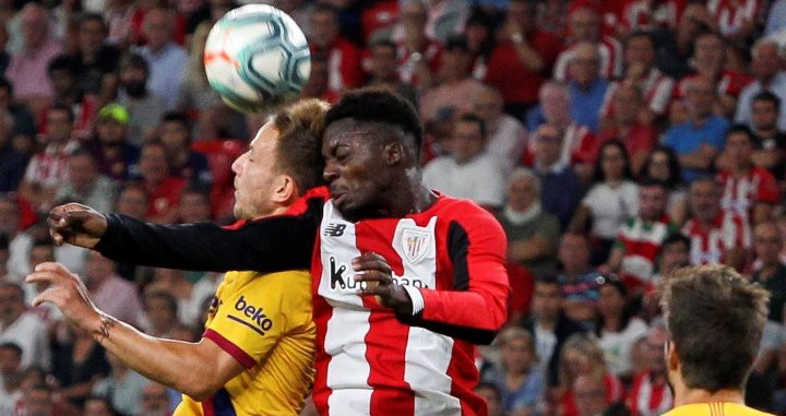 Rakitic en un duelo aéreo con Iñaki Williams / EFE