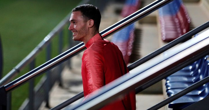 Vermaelen en una sesión de entrenamiento con el Barça / EFE