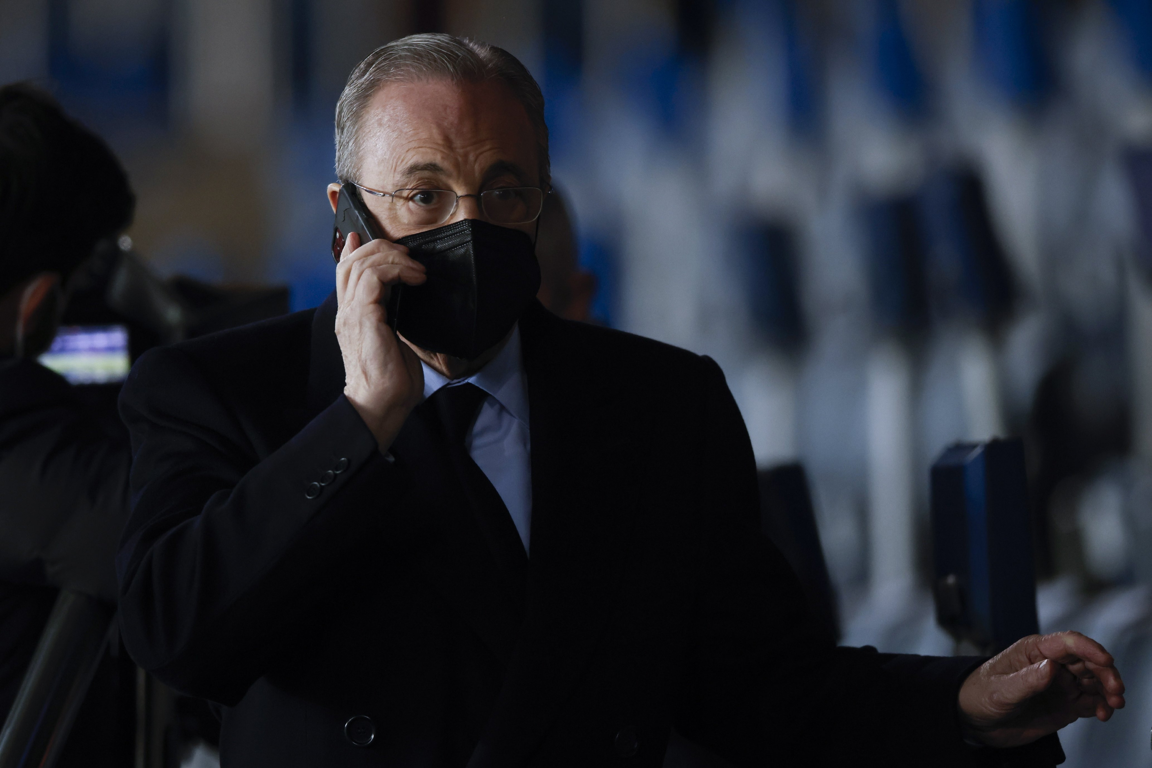 Florentino Pérez, hablando por teléfono, antes de un partido del Real Madrid / EFE