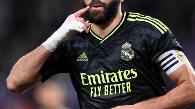 Benzema celebra uno de sus dos goles contra el Real Valladolid / LaLiga