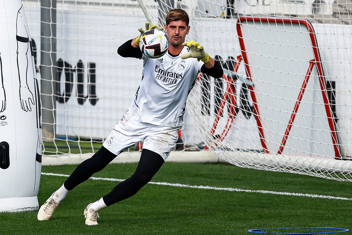 Thibaut Courtois, atajando un balón durante un entrenamiento del Real Madrid / EFE