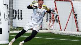 Thibaut Courtois, atajando un balón durante un entrenamiento del Real Madrid / EFE