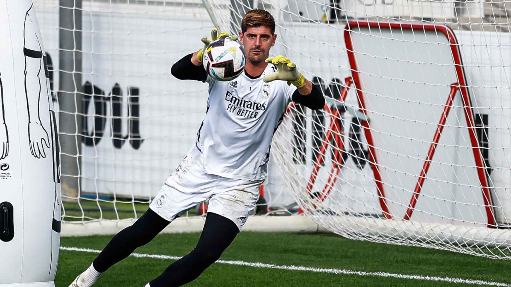 Thibaut Courtois, atajando un balón durante un entrenamiento del Real Madrid