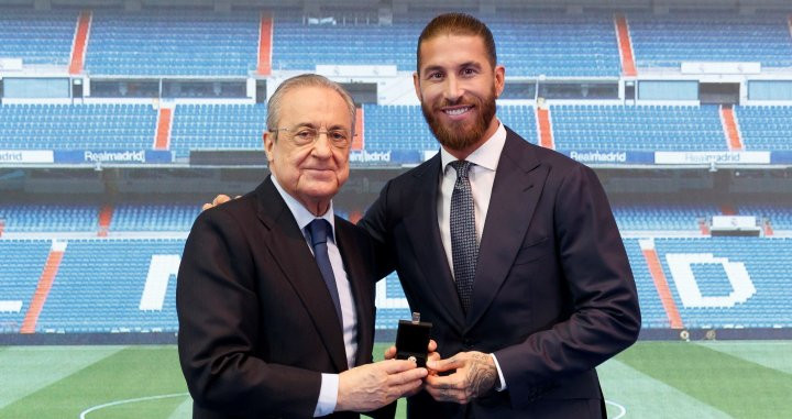 Florentino Pérez y Sergio Ramos en el acto de despedida del central / EFE