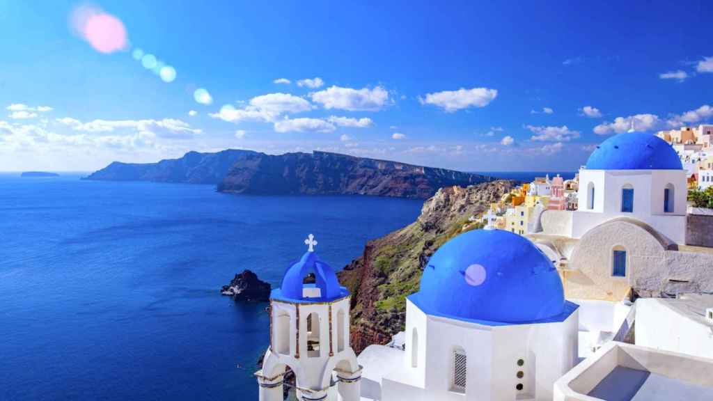 Típica vista de la isla de Santorini con sus representativas cúpulas azules / FLICKR