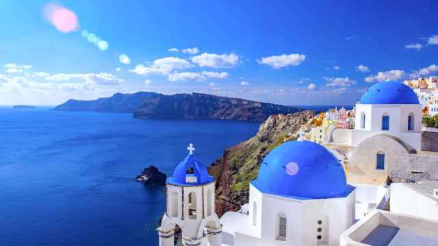 Típica vista de la isla de Santorini con sus representativas cúpulas azules / FLICKR