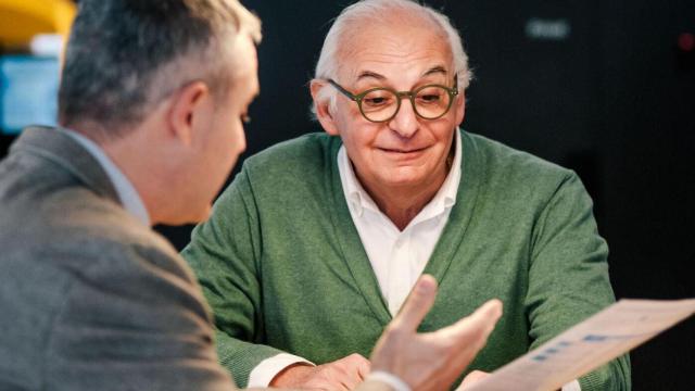 Un empleado de CaixaBank asesora a un cliente sénior / CAIXABANK