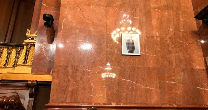 El miniretrato del rey Felipe VI en el salón de plenos del Ayuntamiento de Barcelona / CG