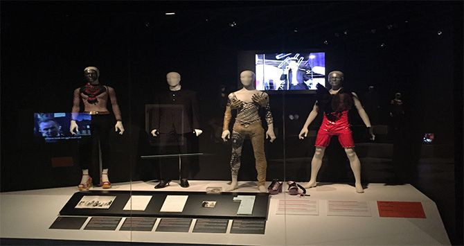 Colección de trajes que David Bowie utilizaba en sus conciertos / CG