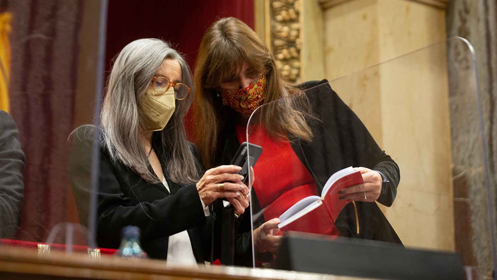 La secretaria general del Parlament, Esther Andreu, y la presidenta del Parlament, Laura Borràs, en una imagen de archivo / EUROPA PRESS