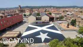 Catalans per la Independència tiene una enorme bandera negra en Palafrugell / TWITTER (@CATxIND)