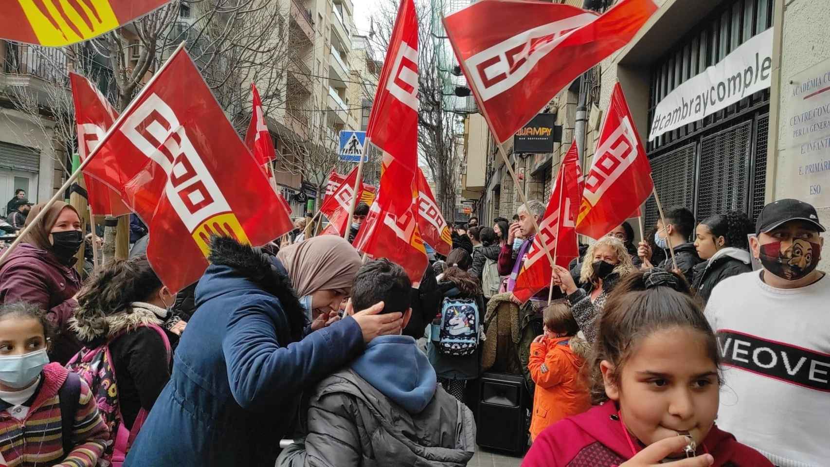 Manifestación frente a la Acadèmia Cultura de L'Hospitalet de Llobregat / @CCOOCATALUNYA