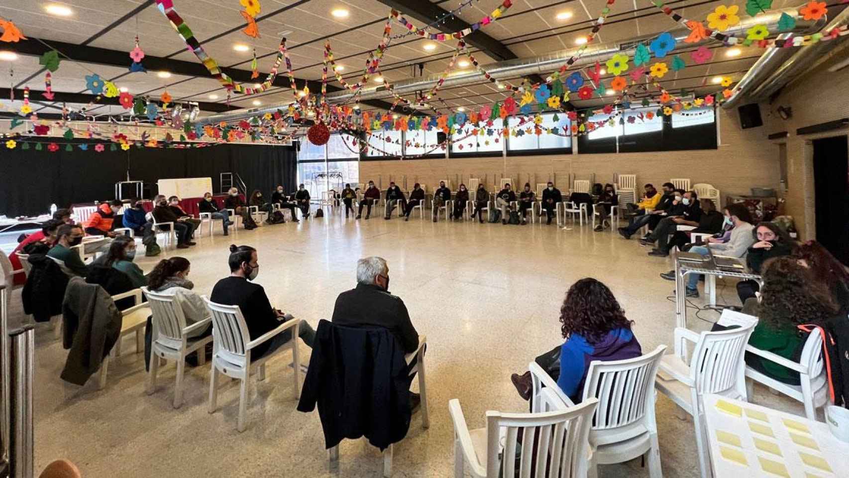 Una de las asambleas de la CUP que debate la posición sobre los presupuestos de la Generalitat / Cedida