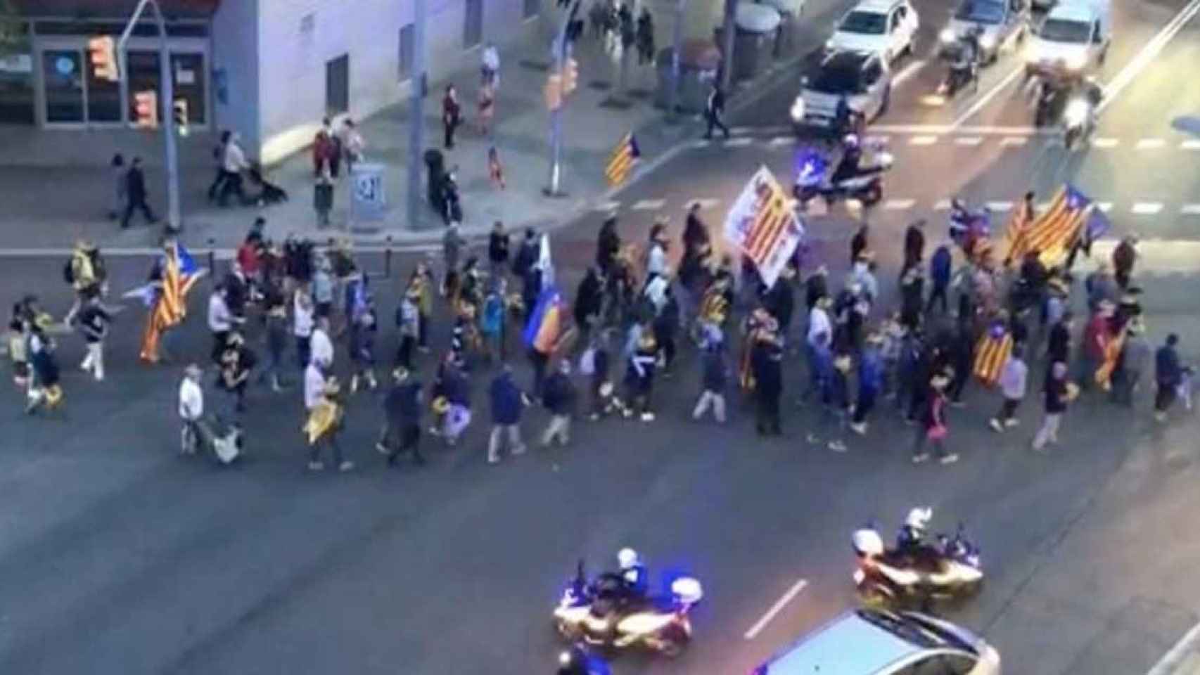 Un centenar de manifestantes independentistas, cortando el tráfico en el cruce de Paseo Maragall con la calle  Sant Antoni Maria Claret