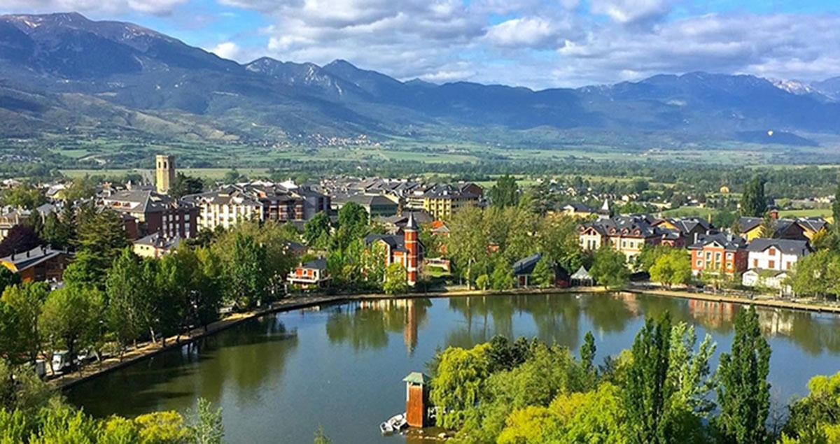 Casas de lujo junto al lago de Puigcerdà, en la comarca pija de La Cerdanya / CG