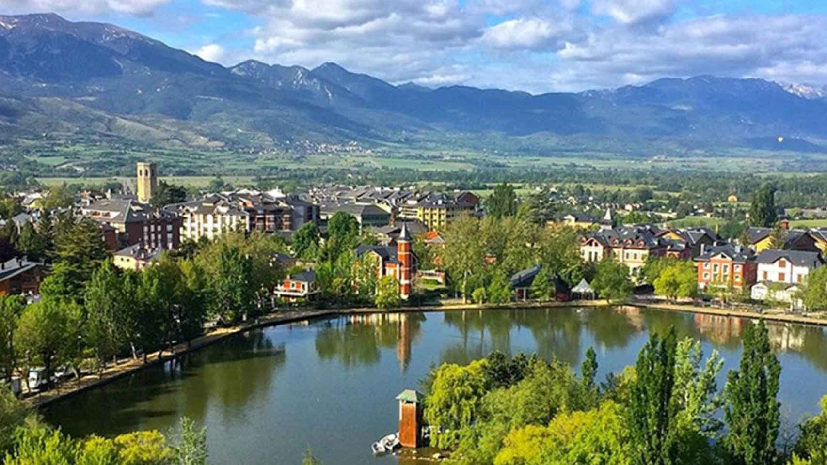 Casas de lujo junto al lago de Puigcerdà, en la comarca pija de La Cerdanya / CG