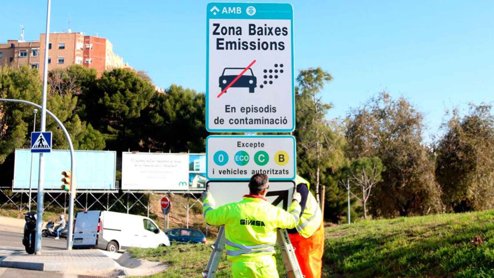 Imagen de un trabajador colocando un panel de la Zona de Bajas Emisiones (ZBE) / CG