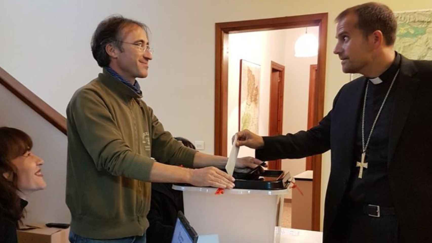 El obispo de Solsona, Xavier Novell, vota en el referéndum independentista ilegal del 1-O / @BISBATSOLSONA