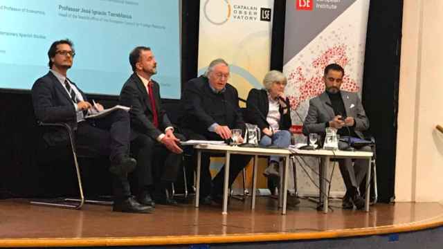 José Ignacio Torreblanca, Alfred Bosch, Paul Preston, Clara Ponsatí y Aamer Anwar (de izquierda a derecha) en un debate en la London School of Economics, una de las cátedras proindependentistas subvencionadas por el Govern  / EVENTS LSE