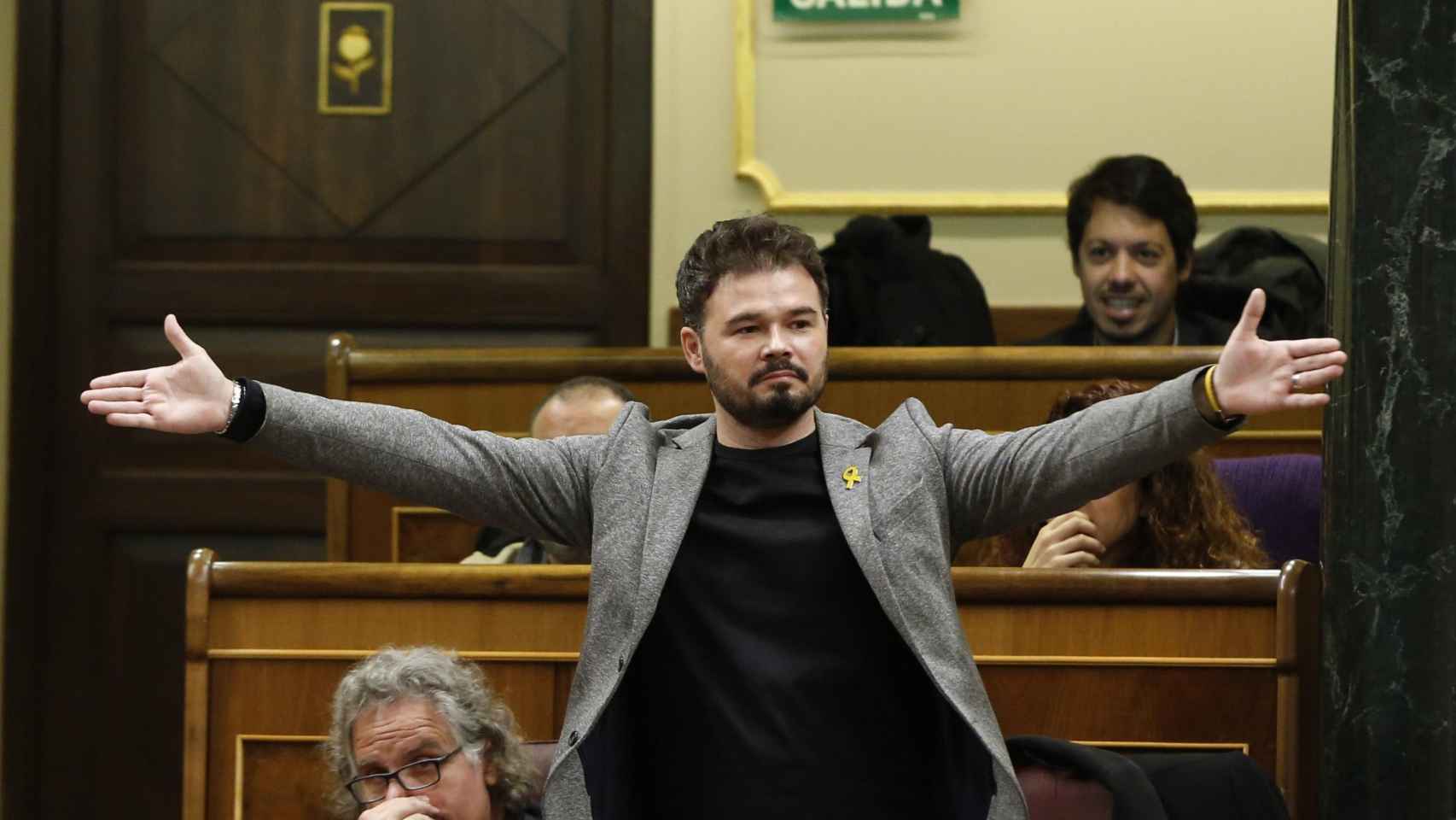 Gabriel Rufián, alzando los brazos durante su rifirrafe con Josep Borrell en el Congreso a cuenta de los nacionalismos / EFE