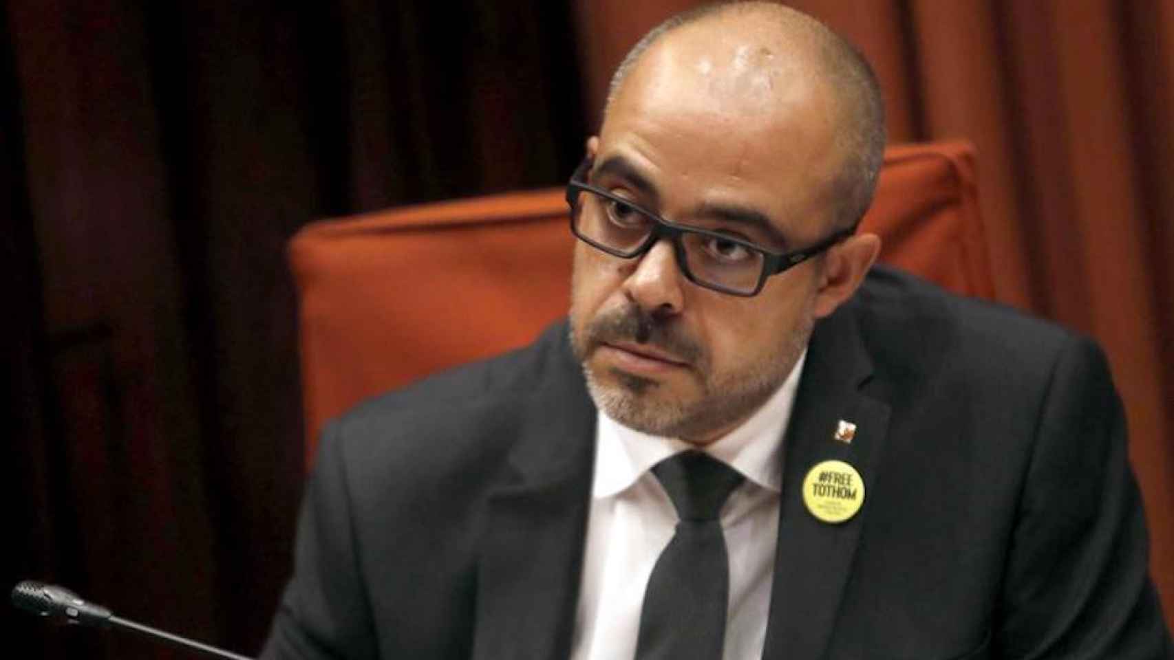 El conseller de Interior, Miquel Buch, durante su comparecencia en el Parlament para dar cuenta de la actuación de los Mossos d'Esquadra en los incidentes ocurridos en el aniversario del 1-O y de las cargas a independentistas que querían impedir una manif