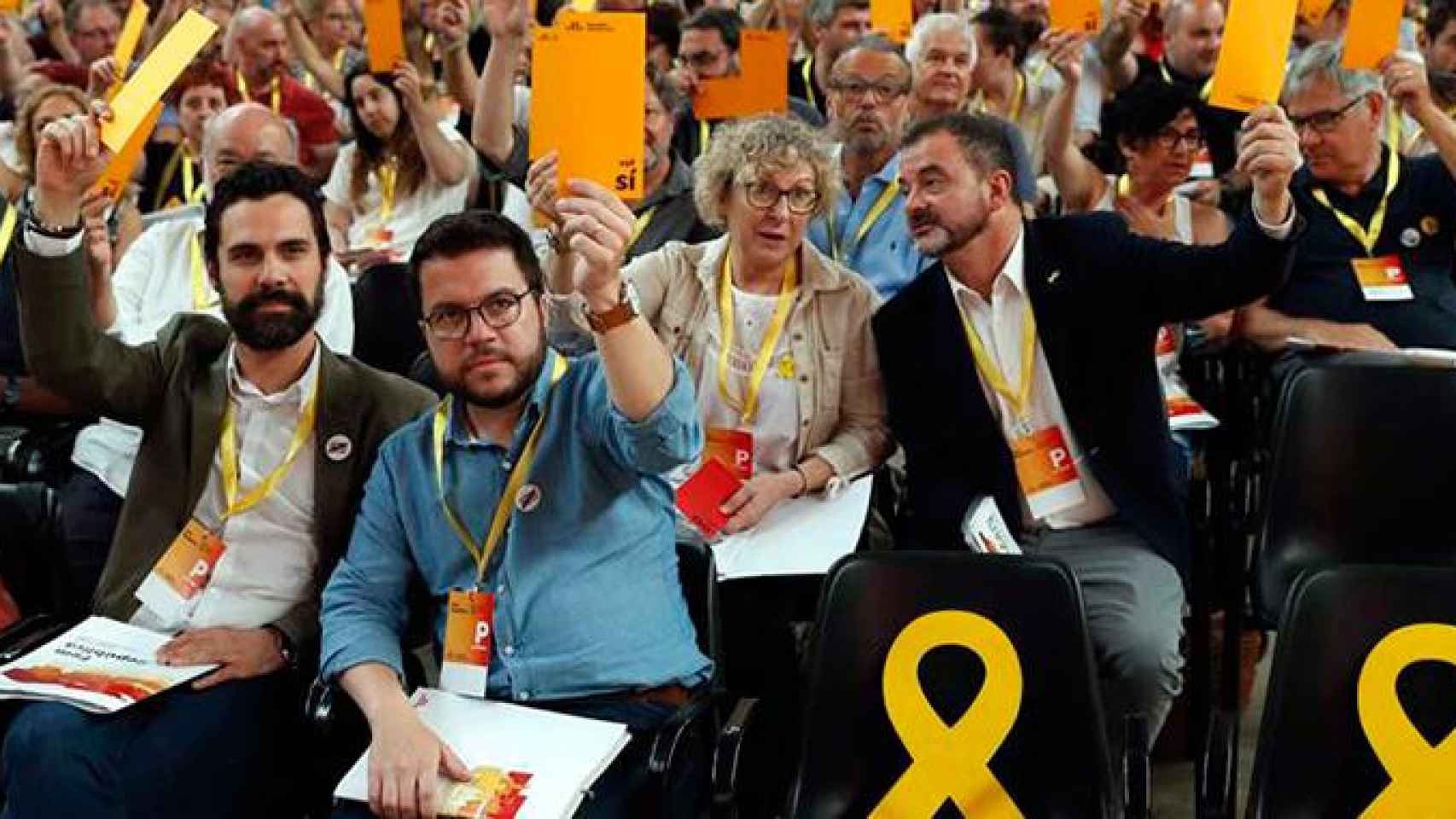 El presidente del Parlament, Roger Torrent (i), junto al vicepresidente del Govern y conseller de Economía, Pere Aragonés (2i), durante la conferencia nacional de ERC / EFE