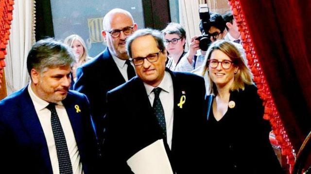 Quim Torra, entrando en el Parlamento catalán junto a diputados de JxCAT el sábado / EFE