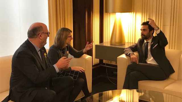 El presidente del Parlament, Roger Torrent, junto a los diputados de Junts per Catalunya Eduard Pujol y Elsa Artadi / EP