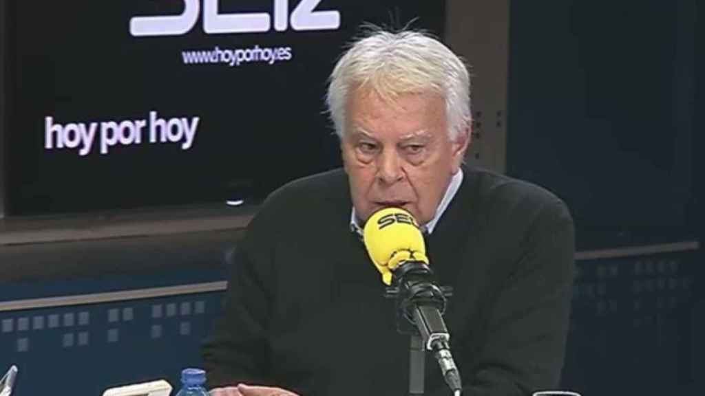 Felipe González esta mañana en los estudios de la Cadena Ser