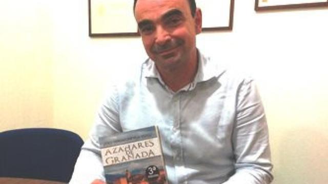 Jordi Verdaguer con su último libro, 'Azahares de Granada'.
