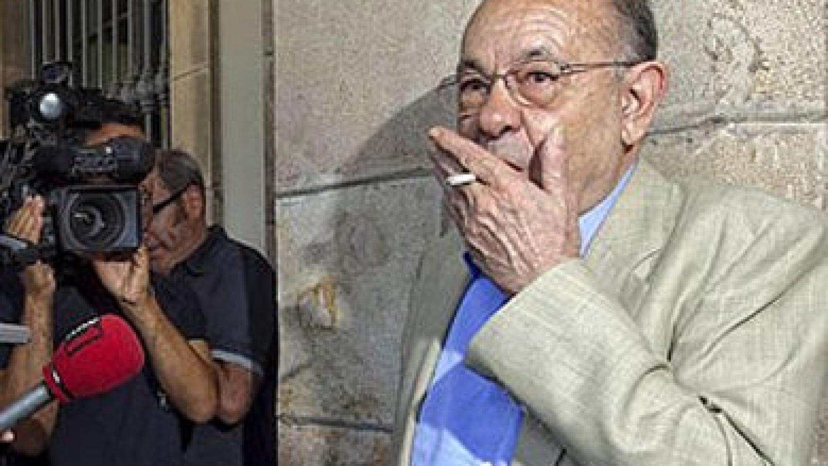 Fèlix Millet, fumando a las puertas del Parlamento autonómico de Cataluña, antes de comparecer en comisión