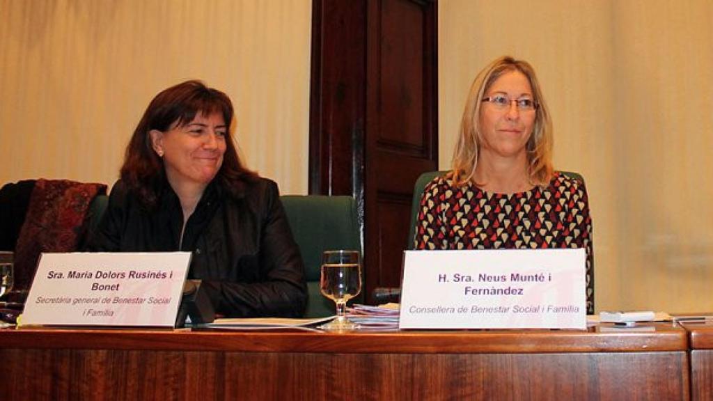 Neus Munté, acompañada de la secretaria general autonómica de la Consejería, en la comisión parlamentaria