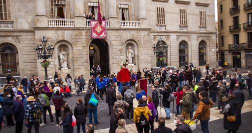 La alcaldesa Ada Colau cuelga la bandera de Santa Eulalia en el balcón del Ayuntamiento de Barcelona - AYUNTAMIENTO DE BARCELONA