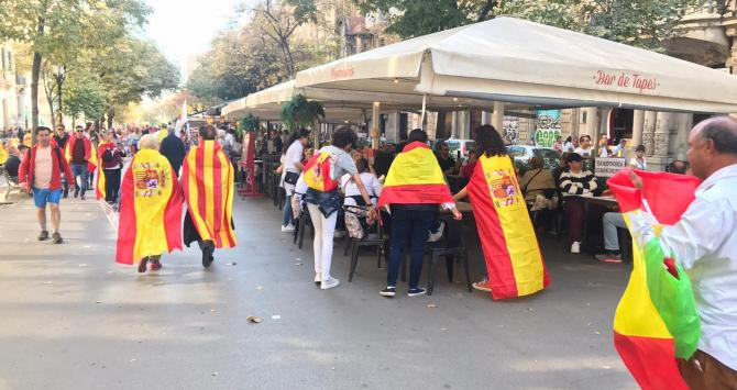 Manifestantes en la terraza de un restaurante del centro de Barcelona