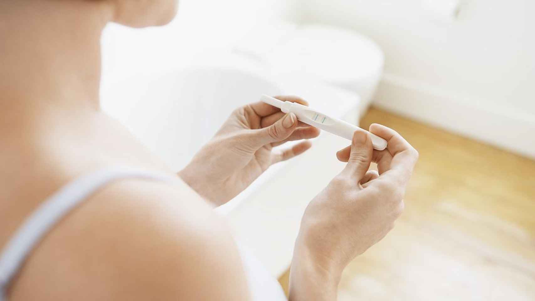 Una mujer realiza un test de embarazo