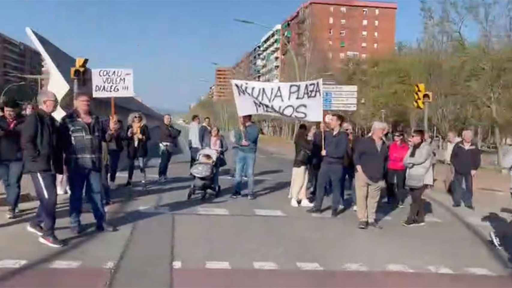 Vecinos de Sant Martí cortan la Gran Via en protesta por la gestión que la alcaldesa Ada Colau hace del barrio