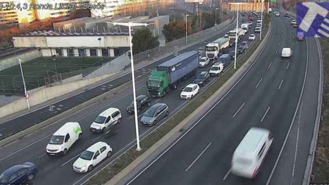 El incidente ha generado colas de 6,5 kilómetros en la Ronda Litoral de Barcelona / TRÀNSIT