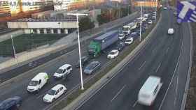 El incidente ha generado colas de 6,5 kilómetros en la Ronda Litoral de Barcelona / TRÀNSIT