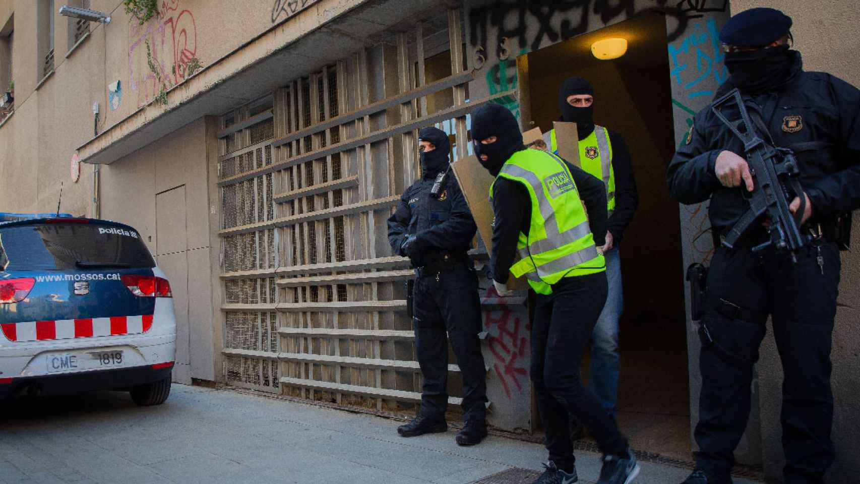 Agentes de los Mossos d'Esquadra durante un operativo contra el terrorismo yihadista en Barcelona / DAVID ZORRAKINO - EUROPA PRESS